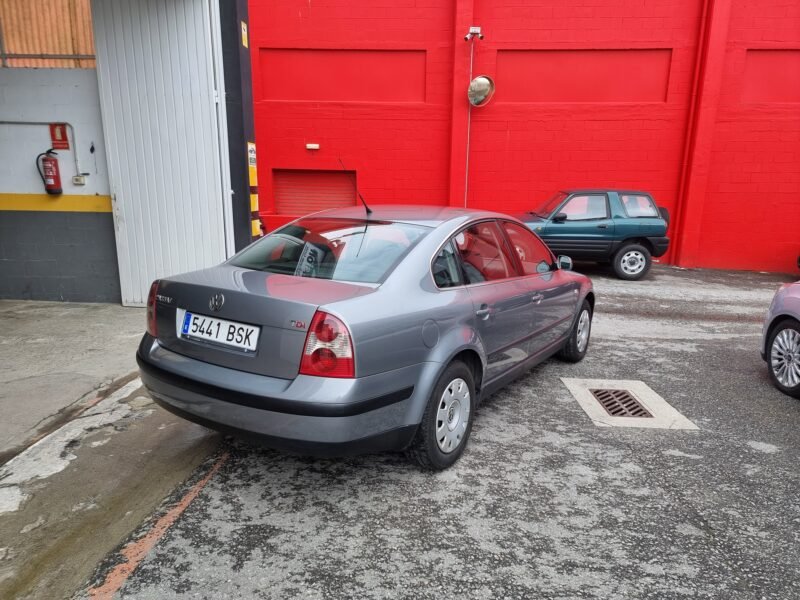 VOLKSWAGEN Passat 1.9 TDi 115CV Reference 5p.