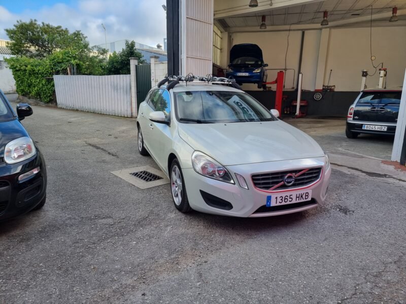 VOLVO V60 V60 -monentun