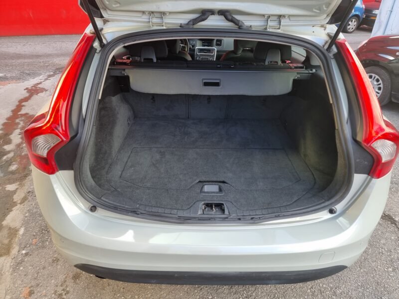 VOLVO V60 V60 -monentun