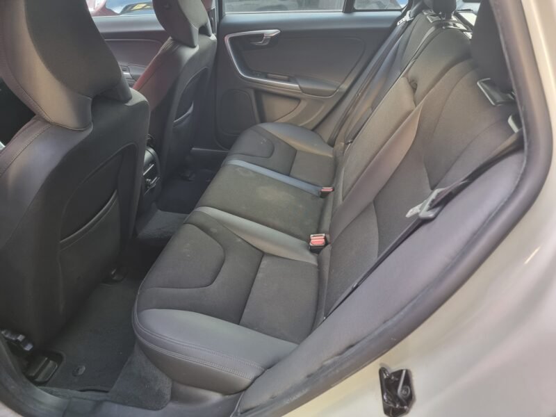 VOLVO V60 V60 -monentun