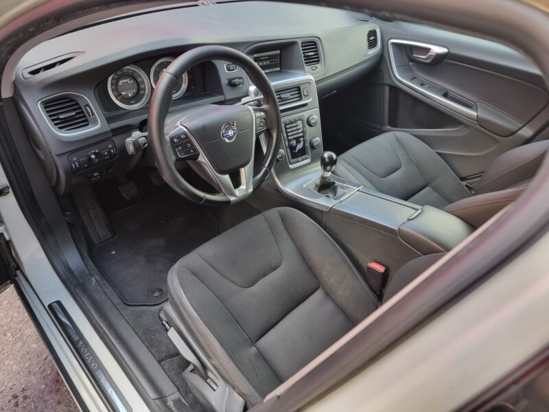 VOLVO V60 V60 -monentun